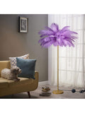 Stehlampe mit naturlichen Straussenfedern dreistufig verstellbarer Beleuchtung und 160 cm Hohe in Violett